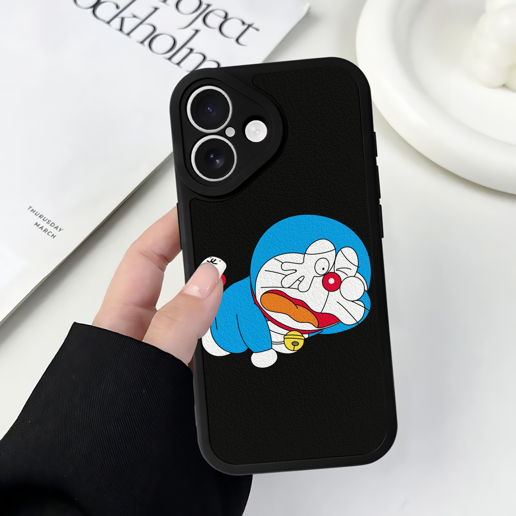 （画像用） ドラえもん Doraemon 【iPhone 16シリーズ対応】シリコンスマホケース（レザー調） 材質：シリコン